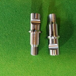 paire d'axes de pivots 18mm  pour triangles rotulé compétition